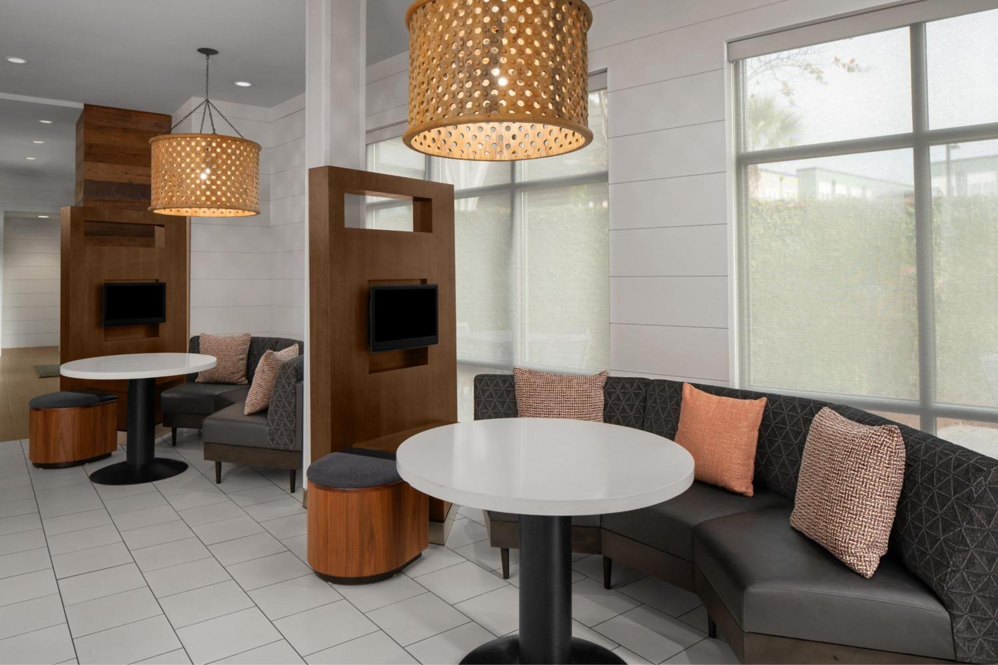 Courtyard By Marriott Charleston Съмървил Екстериор снимка