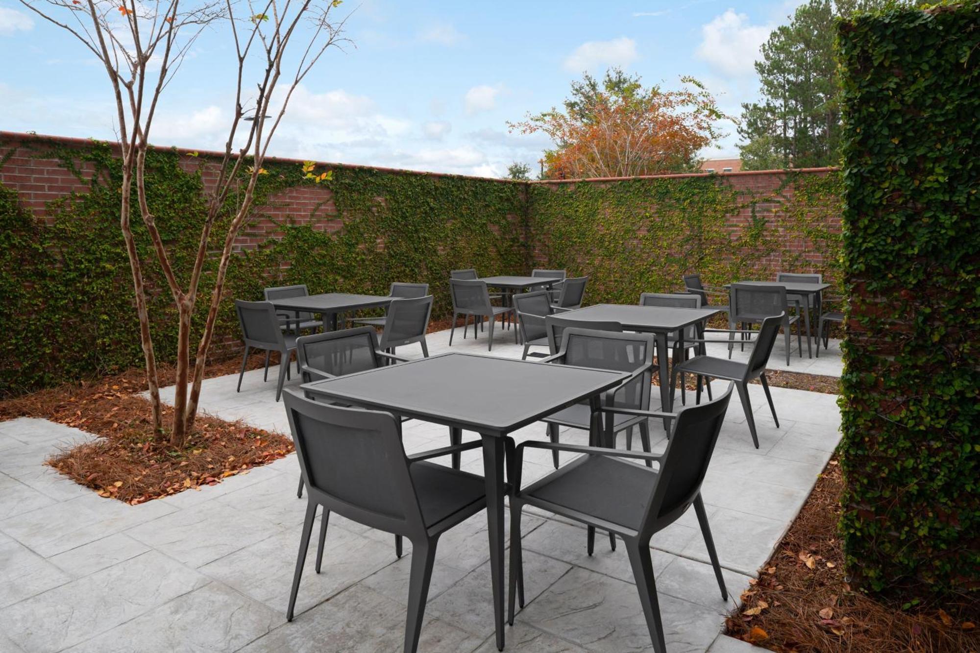 Courtyard By Marriott Charleston Съмървил Екстериор снимка