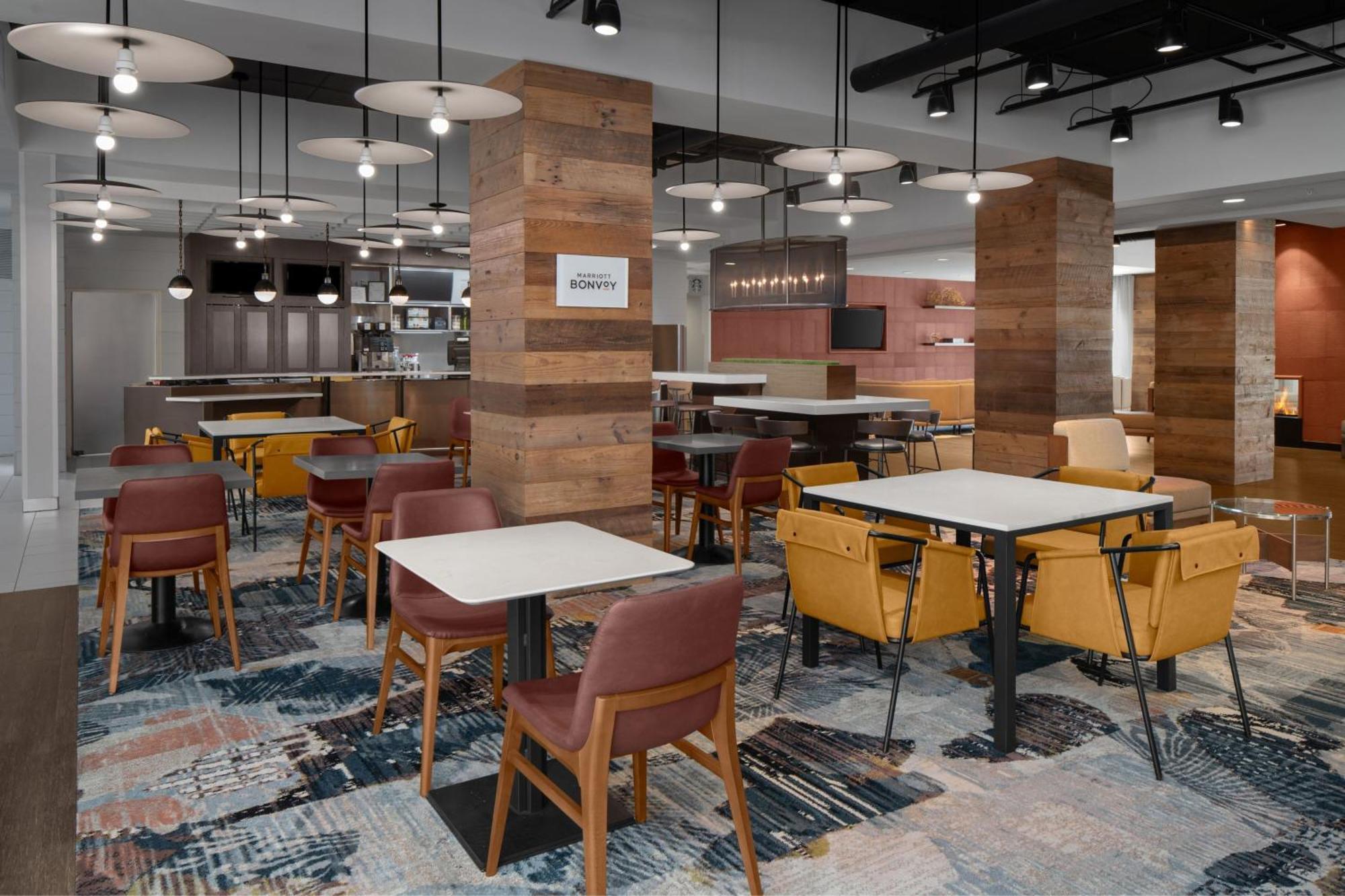 Courtyard By Marriott Charleston Съмървил Екстериор снимка